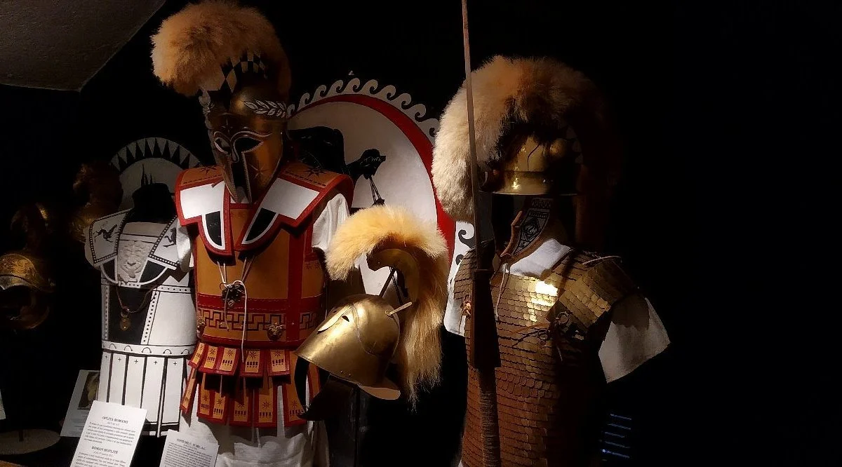 Дети в костюмах гладиаторов в музее