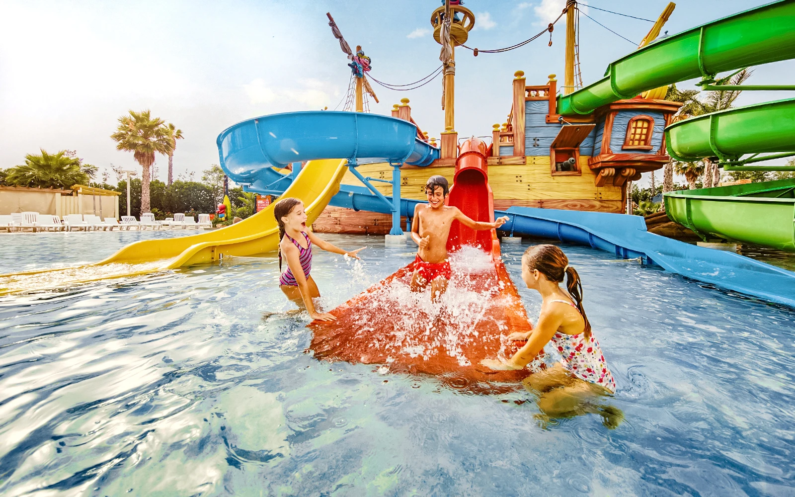 Аквапарк с горками и бассейнами