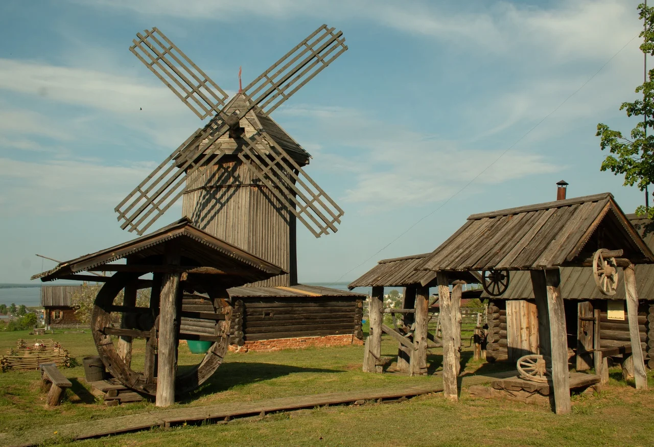 Русская изба в музее под открытым небом