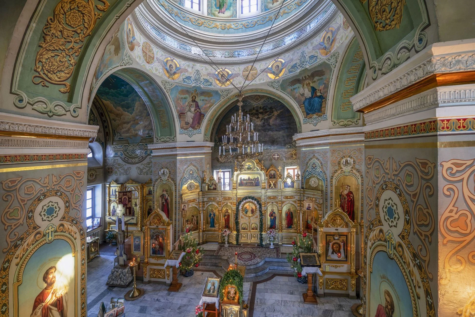 Интерьер церкви Рождества в поселке Волжский