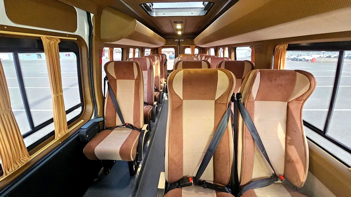 Салон Iveco Daily: бежево-коричневая обивка, шторки, панорамный люк