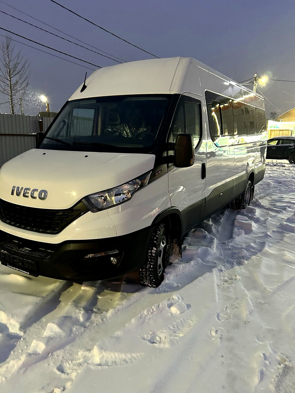 Iveco Daily вечером в парке Комбуса