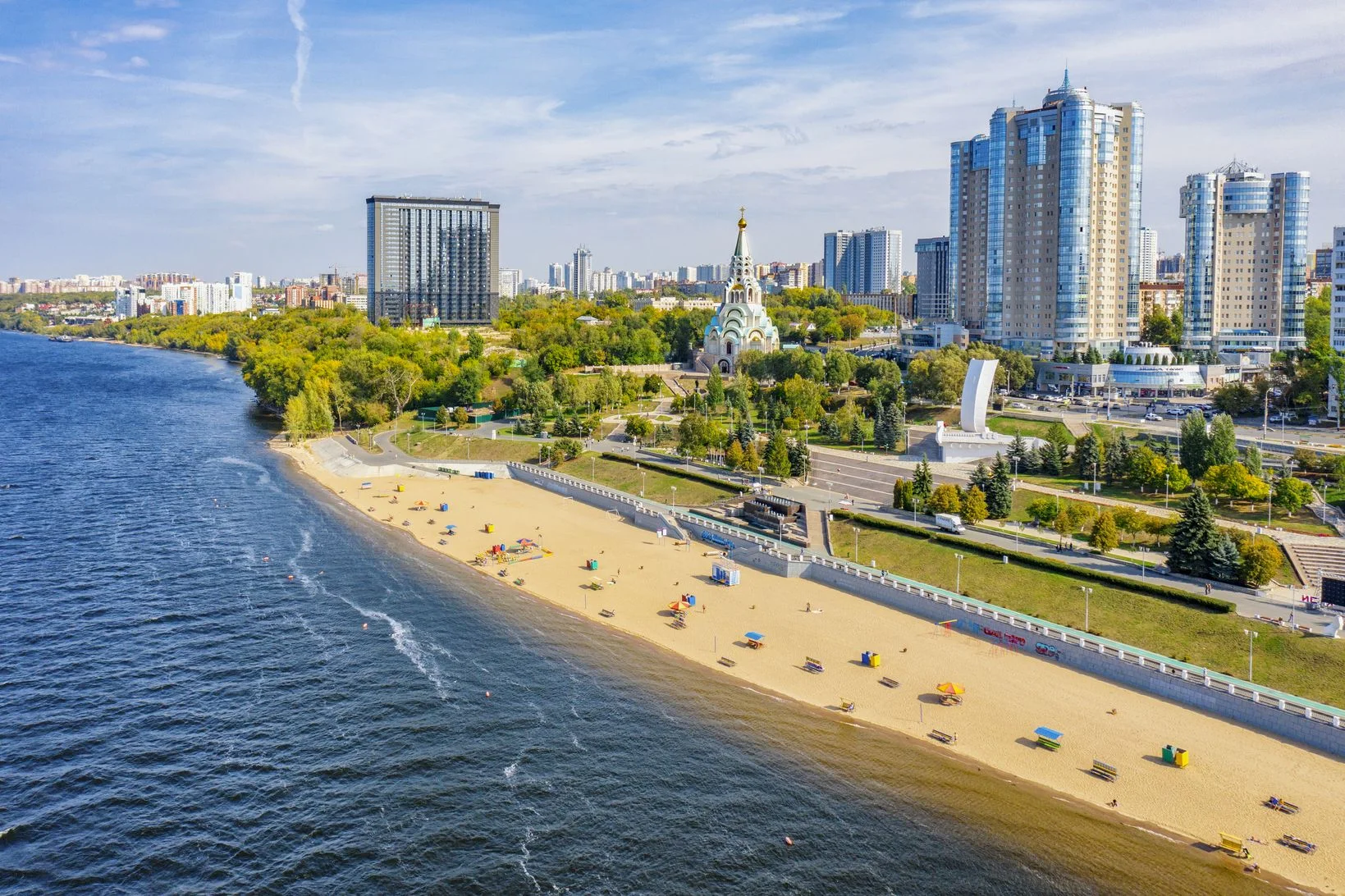 Самарская набережная Волги - вид на пляж и город