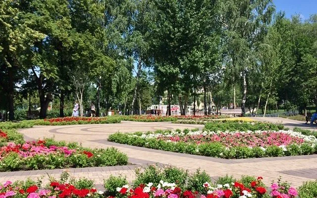 Струковский сад Самара - цветочные клумбы для выпускных фотосессий