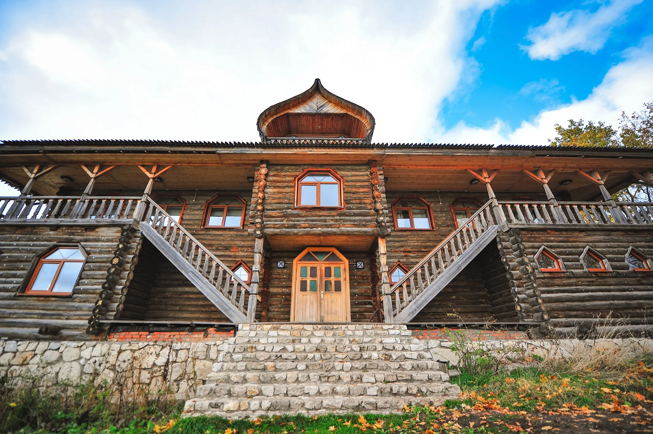 Деревянные постройки Богатырской слободы среди природы Жигулевских гор