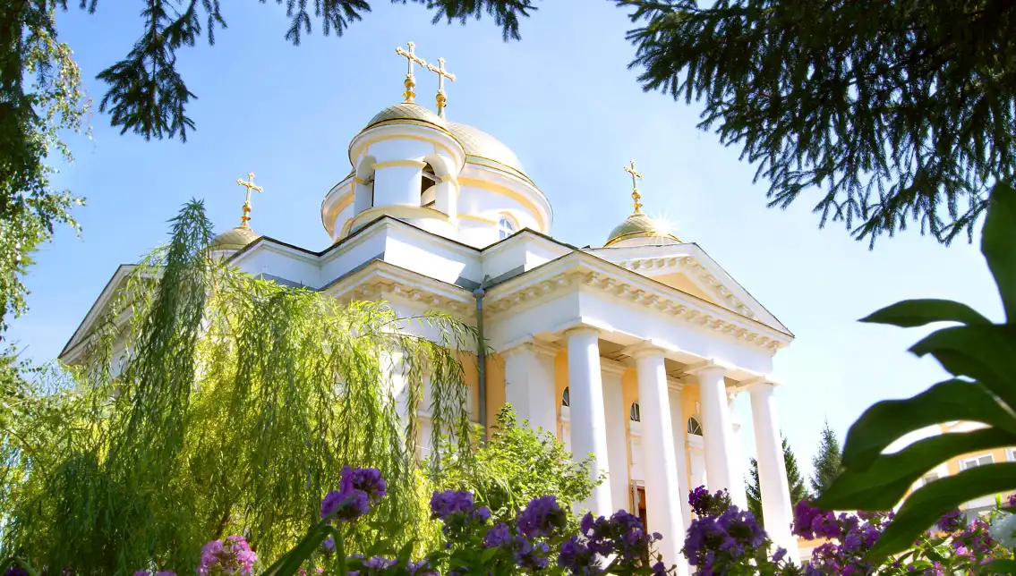 Фасад Рождественской церкви в Волжском с колоннами