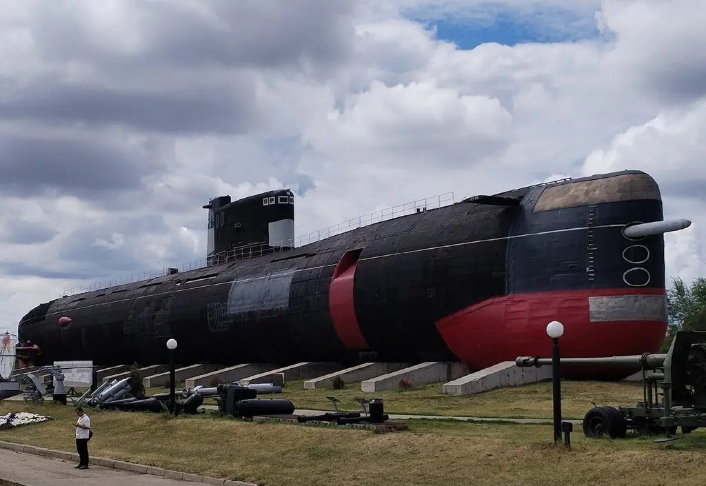 Туристическая группа посещает подводную лодку Б-307 в музее техники Тольятти