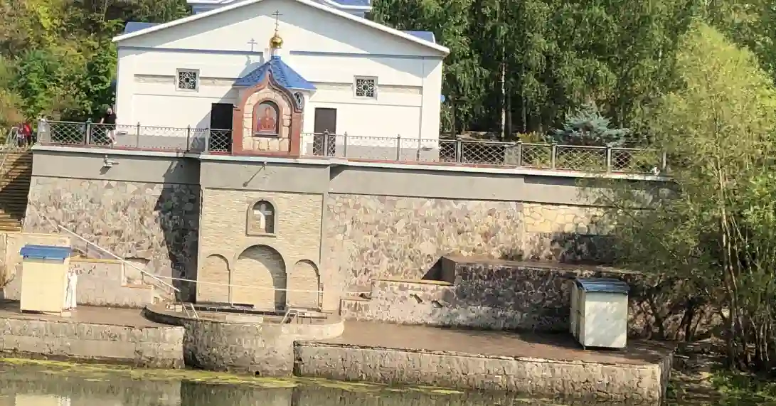 Православная купель из камня с арочной конструкцией