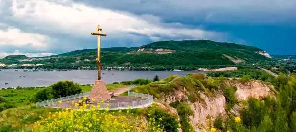 Поклонный крест на вершине Царева кургана