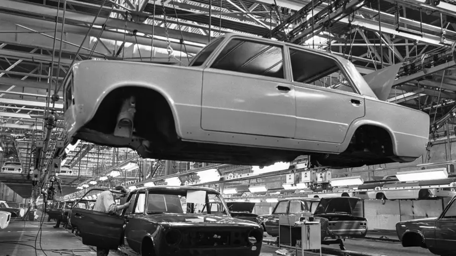 Вид на автомобильный завод ВАЗ в Тольятти