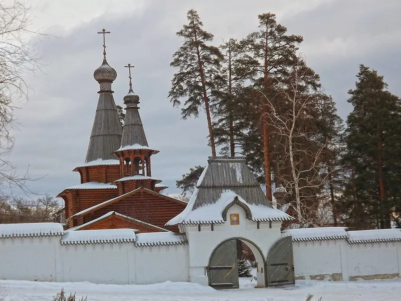 Деревянный храм Новомучеников в посёлке Прибрежный — детали резьбы