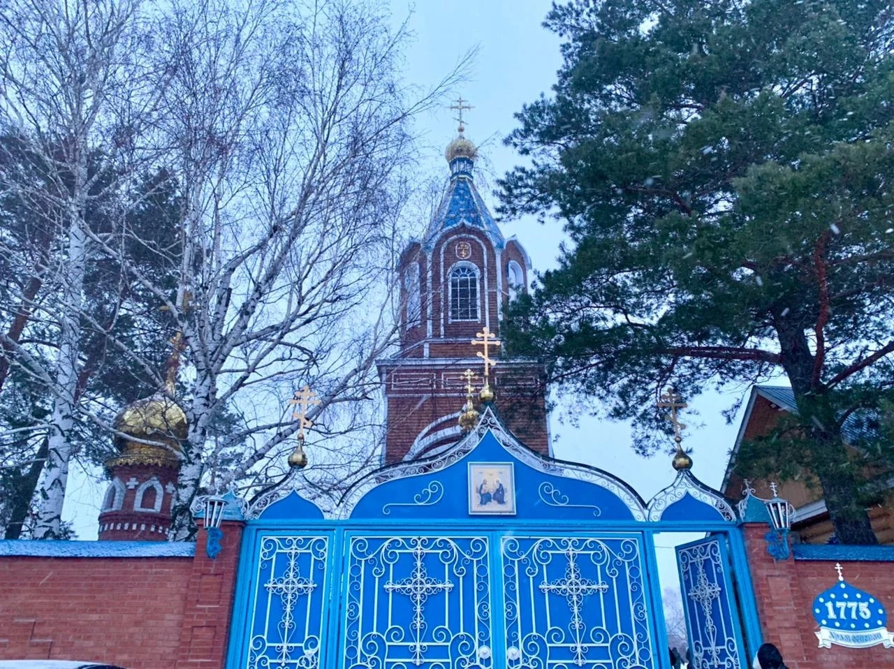 Свято-Троицкий женский монастырь в селе Ташла Ставропольского района Самарской области — главные ворота с надвратной иконой Святой Троицы